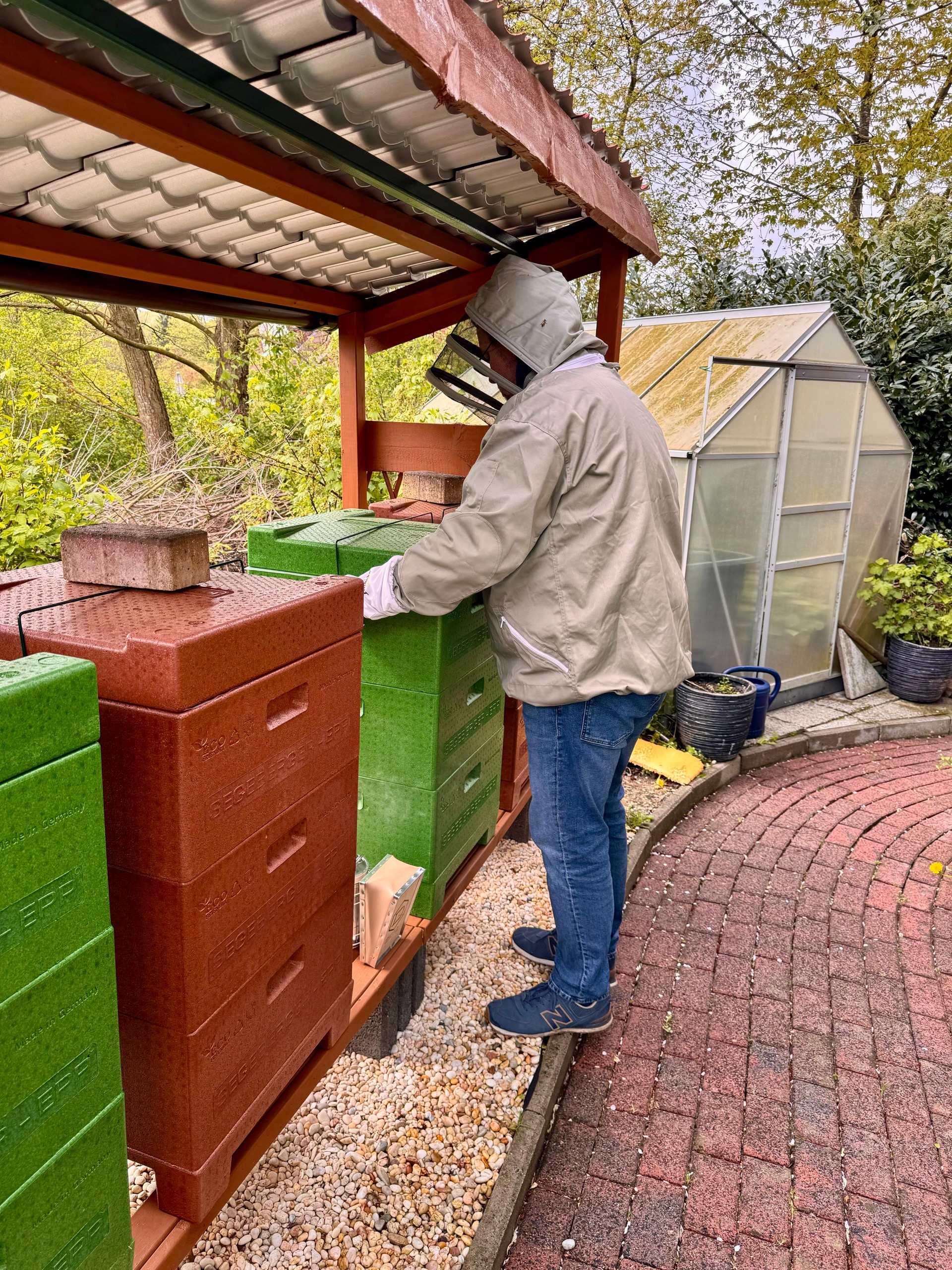 Jens Krüger an seinem Bienenstand in Reinfeld